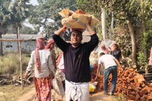 ভোট বড় বালাই, রাস্তায় রাস্তায় ইট বইছেন দ্বিতীয় বার ‘টিকিট পেতে মরিয়া’ বিজেপি বিধায়ক