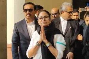 ‘সুপ্রিম ঢিলে’ মারলেন চার পাখি! কেন তিনি জননেত্রী, দেখিয়ে দিলেন মমতা