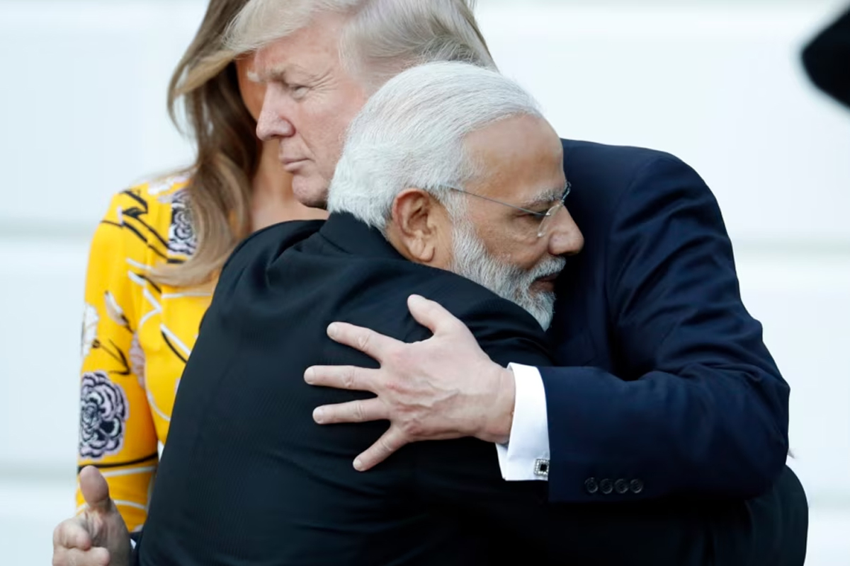পাক প্রধানমন্ত্রীকে জাপটে আলিঙ্গন, একাসনে পুতিন-ট্রাম্পও, হাগ ডে’তে মোদির কূটনীতির ‘জাদু কি ঝাপ্পি’
