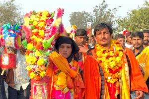 পরনে বোরখা, বাঁক কাঁধে কানওয়ার যাত্রায় মুসলিম তরুণী! ফুল ছড়িয়ে স্বাগত জানাল হিন্দুরা