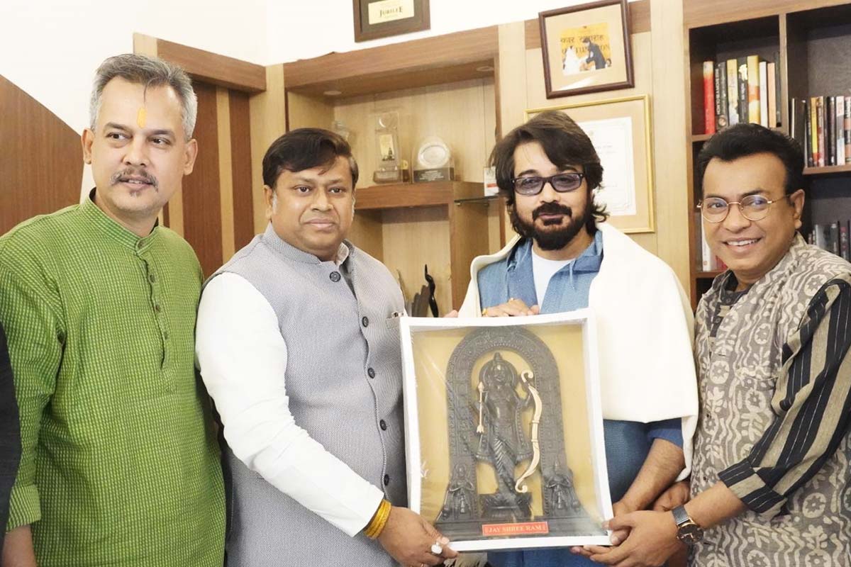 ‘পদ্মশ্রী’ প্রসেনজিতের বাড়ি গিয়ে ‘রাম লালা’ উপহার সুকান্তর, ‘ভোটের রাজনীতি’! কী জবাব বিজেপি সাংসদের?