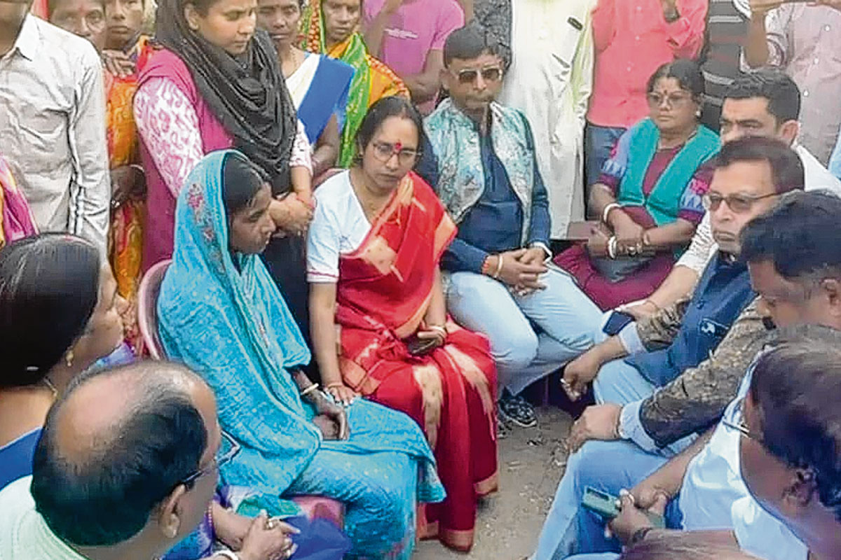 গুজরাট থেকে ফেরার পথে নিখোঁজ বাংলার কুড়মি শ্রমিক! ১০ মাস ধরে পথ চেয়ে মা