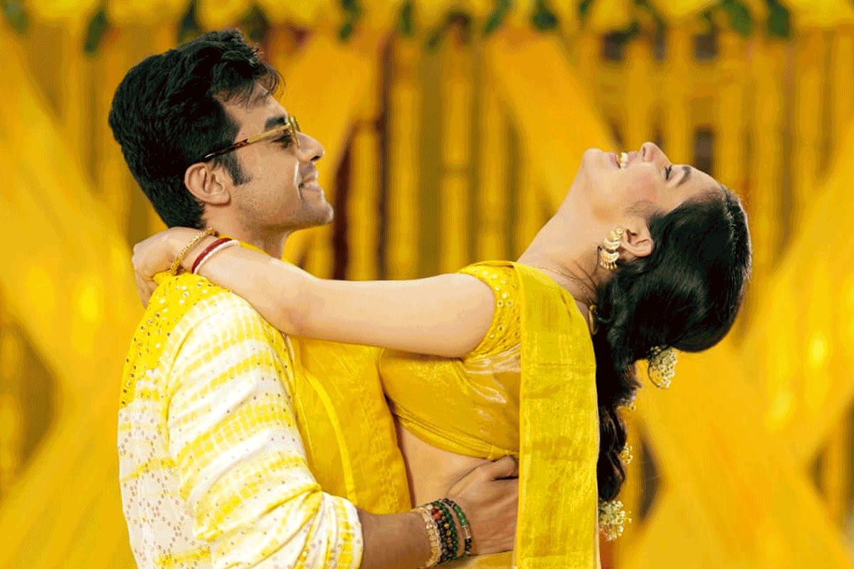 চিরাচরিত বেনারসি কিংবা ধুতি-পাঞ্জাবি নয়, ডিজাইনার পোশাকে বর-কনে বেশে রণজয়-শ্যামৌপ্তি