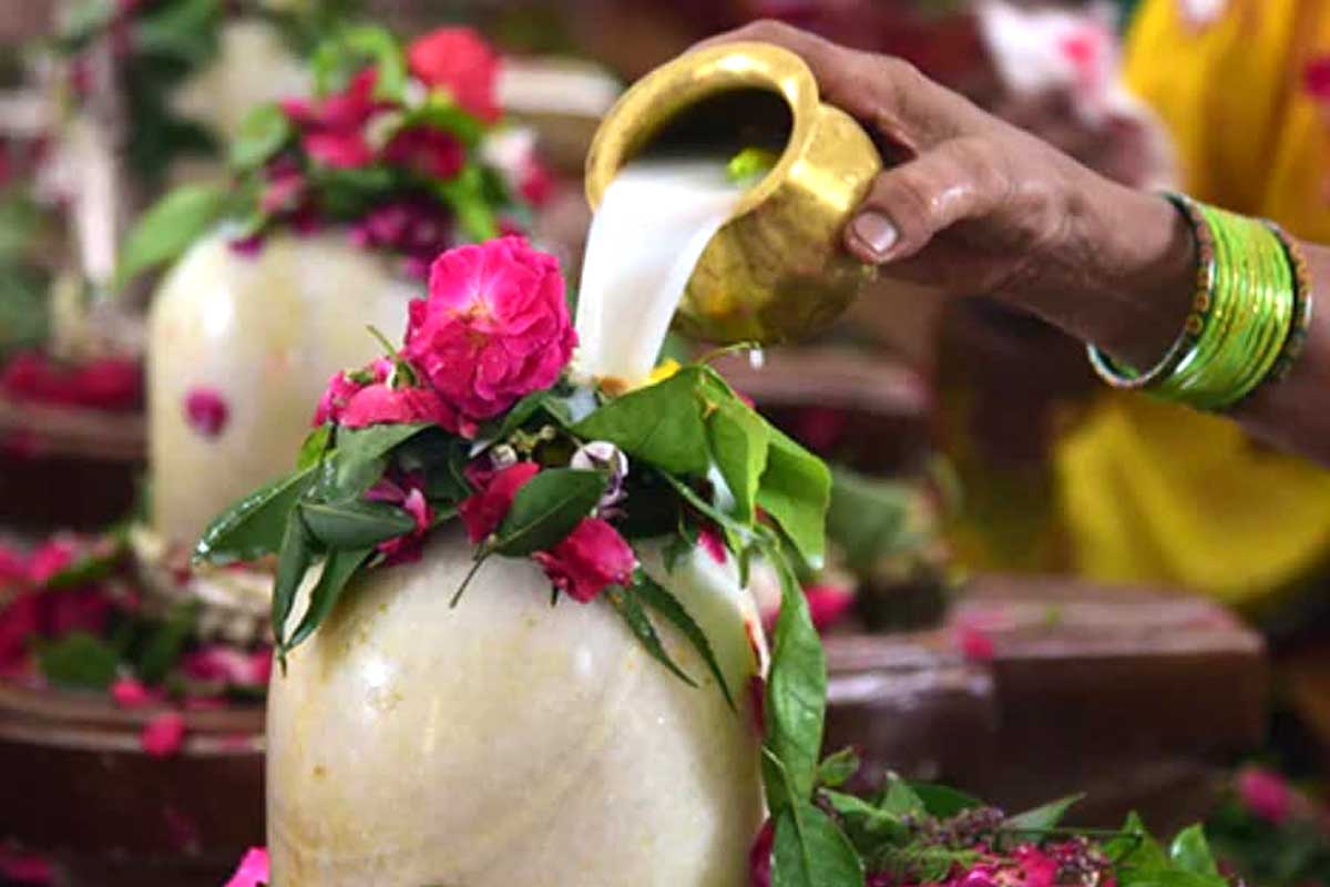 রাশি মেনে নির্দিষ্ট রঙের পোশাক পরে শিবের মাথায় জল ঢালুন, শিবরাত্রিতে ভাগ্য ফিরবেই!