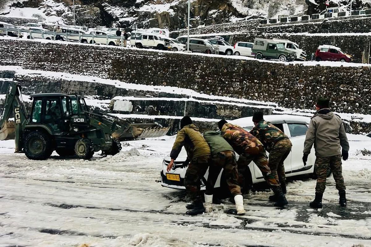 Sikkim: The army rescued the tourists. Work is also underway to remove snow from the area.