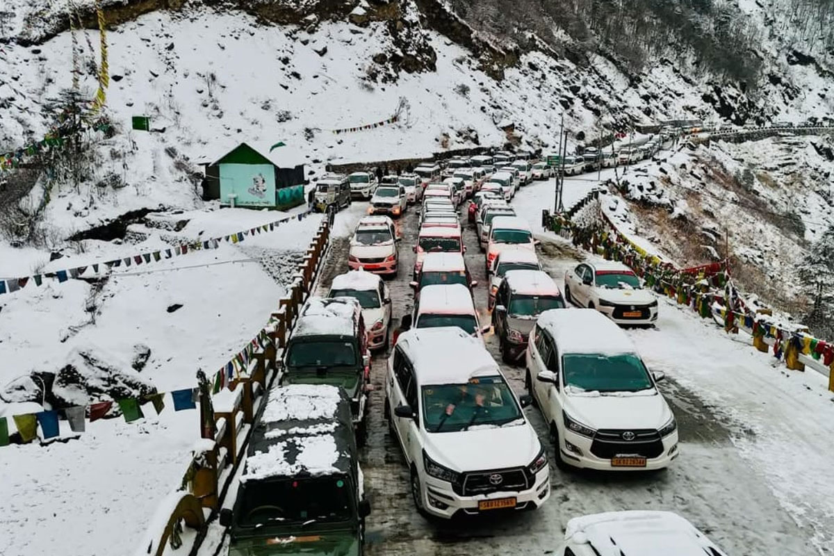 Several tourist cars stuck in Sikkim snowfall