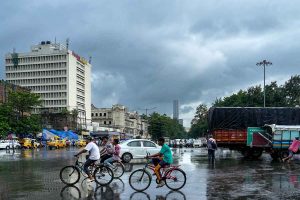 চৈত্রেও শীতের আবহ, কলকাতায় একরাতে তাপমাত্রা নামল ১১ ডিগ্রি! কতদিন চলবে ঝড়বৃষ্টি?