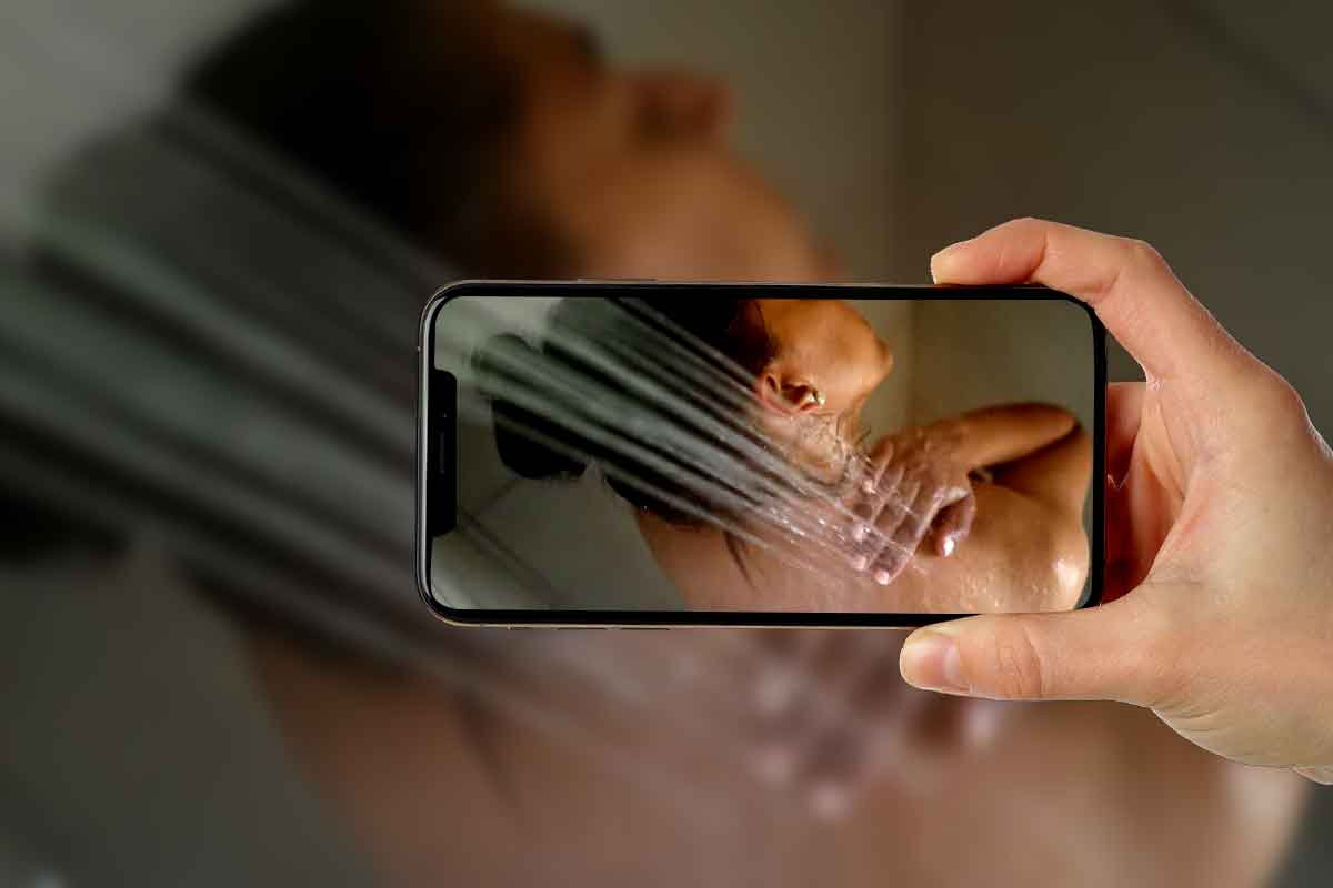 বারান্দায় পড়ে মোবাইল, গ্যালারিতে বধূর স্নানের ভিডিও! চিরকুটে ভাইরাল করার হুমকি ‘মহিলা গ্যাং’য়ের