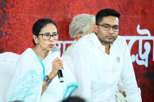 ‘দিদিকে বলব, শরীর খারাপ করবেন না’, মমতাকে ধরনা তোলার অনুরোধ অভিষেকের