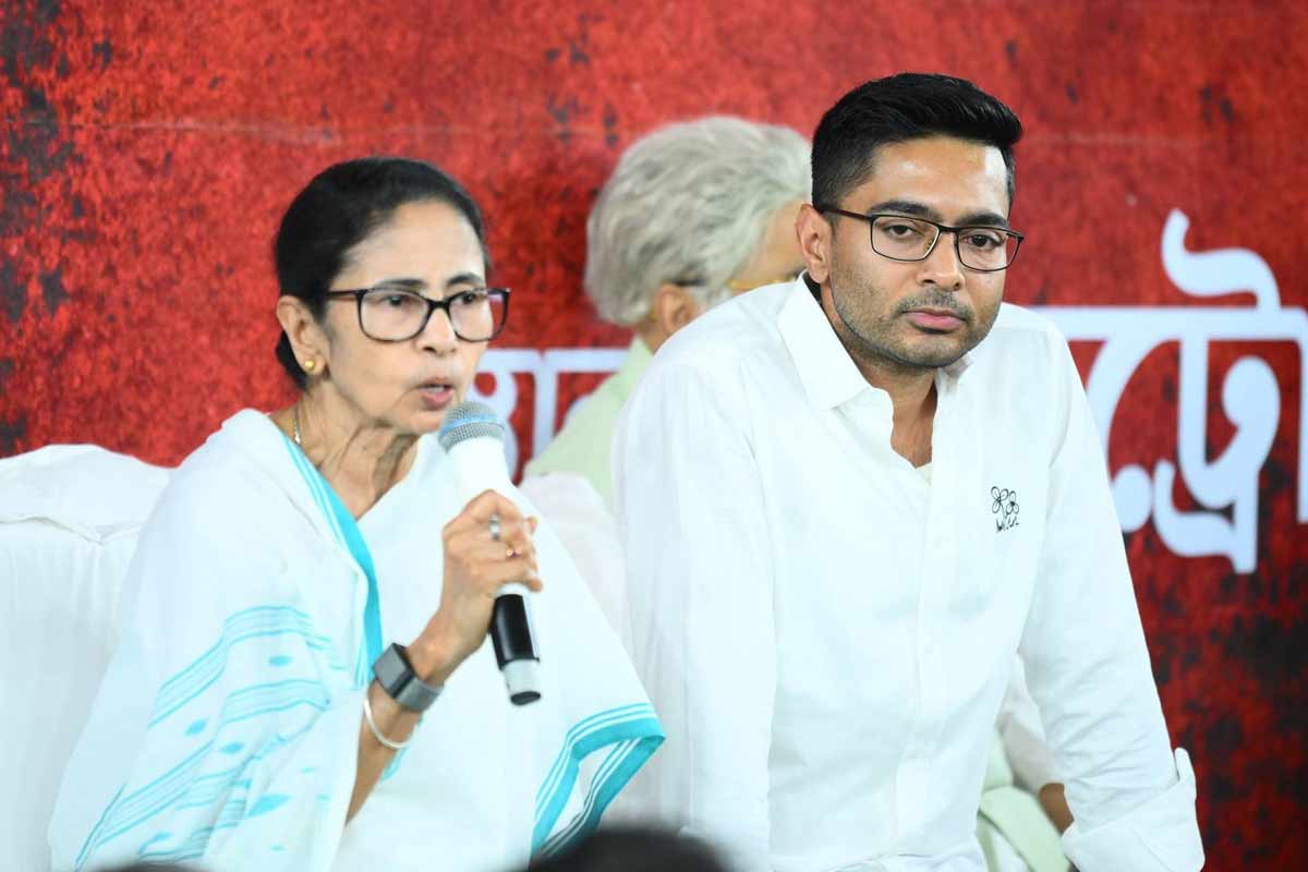 ‘কী হয়েছে বাবু?’ সিইও দপ্তরে যাওয়ার আগে মমতার প্রশ্নে অভিষেক বলেন…