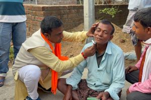 ভোট বড় বালাই! প্রচারে বেরিয়ে বৃদ্ধের দাড়ি কামালেন দুবরাজপুরের বিজেপি প্রার্থী