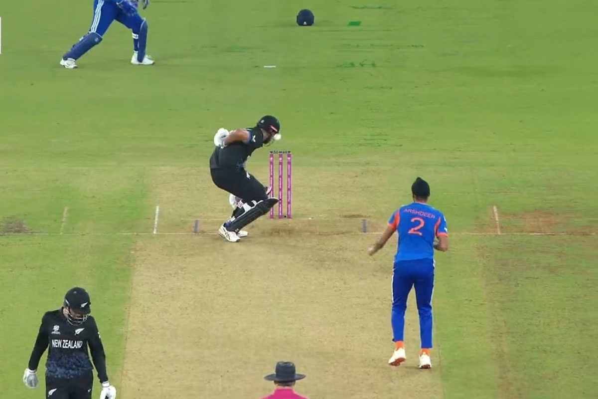 টানা ছক্কা খেয়েই অখেলোয়াড়োচিত আচরণ অর্শদীপের, মিচেলকে বল ছুড়ে শাস্তির মুখে ভারতীয় পেসার?
