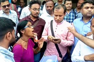 প্রশিক্ষণে মুখ্যমন্ত্রীর ভিডিও নিয়ে আপত্তিতে ভোটকর্মীকে ‘মার’, গ্রেপ্তার ২ আধিকারিক