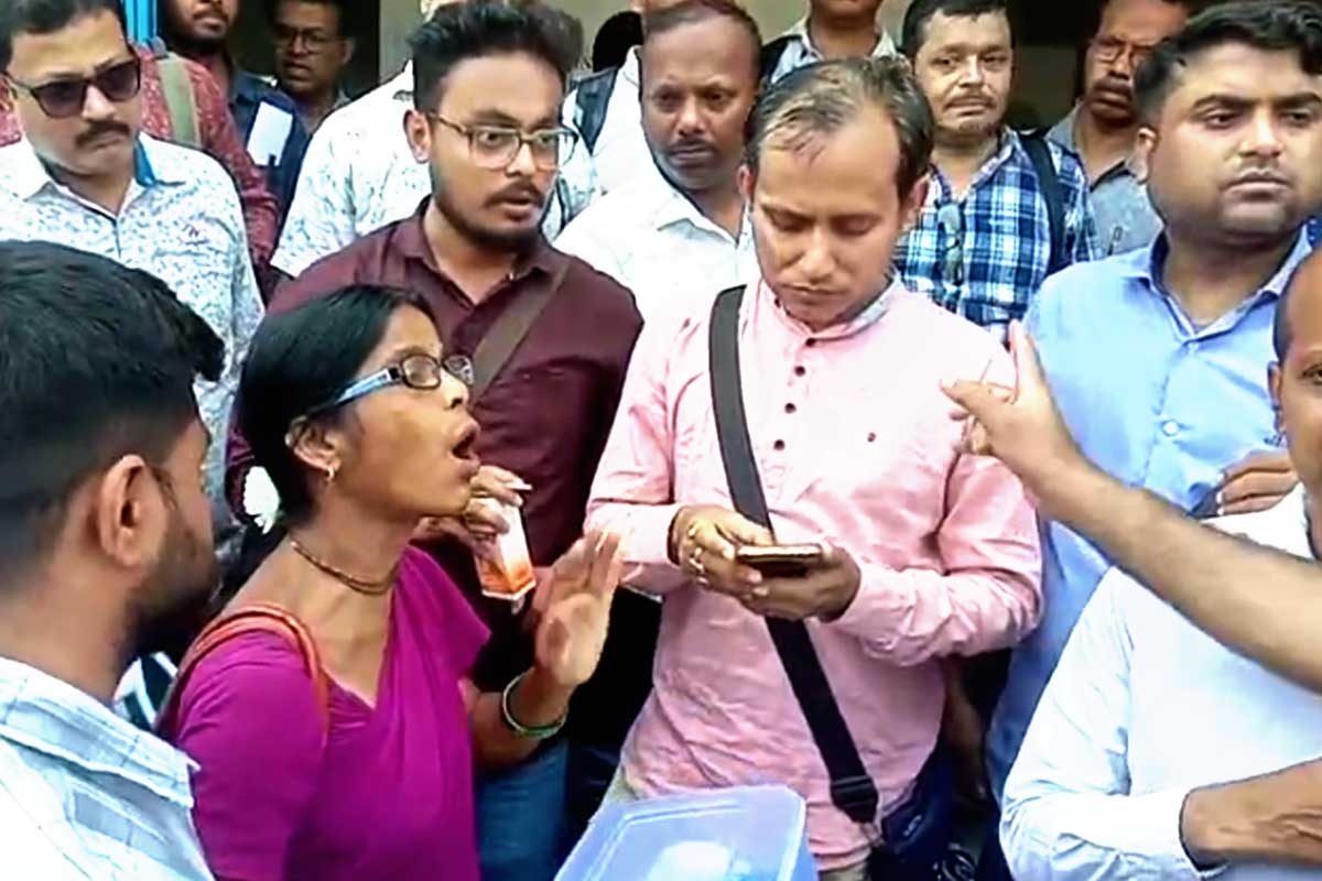 প্রশিক্ষণে মুখ্যমন্ত্রীর ভিডিও নিয়ে আপত্তিতে ভোটকর্মীকে ‘মার’, গ্রেপ্তার ২ আধিকারিক