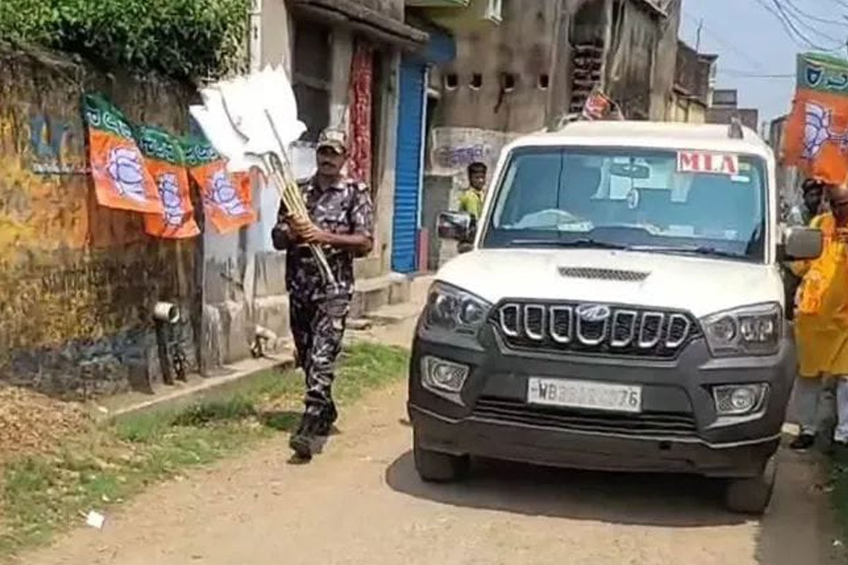 বাঁকুড়ায় কেন্দ্রীয় বাহিনীর জওয়ানের হাতে বিজেপি প্রার্থীর নির্বাচনী প্রতীক! নিরপেক্ষতা নিয়ে প্রশ্ন তৃণমূলের