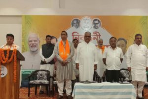 রাঢ়বঙ্গে গোষ্ঠীদ্বন্দ্ব ঠেকাতে মরিয়া বিজেপি! দুর্গাপুরে ৫৬জন প্রার্থীকে নিয়ে বৈঠকে শমীক-সৌমিত্র, সুনীল বনসলরা