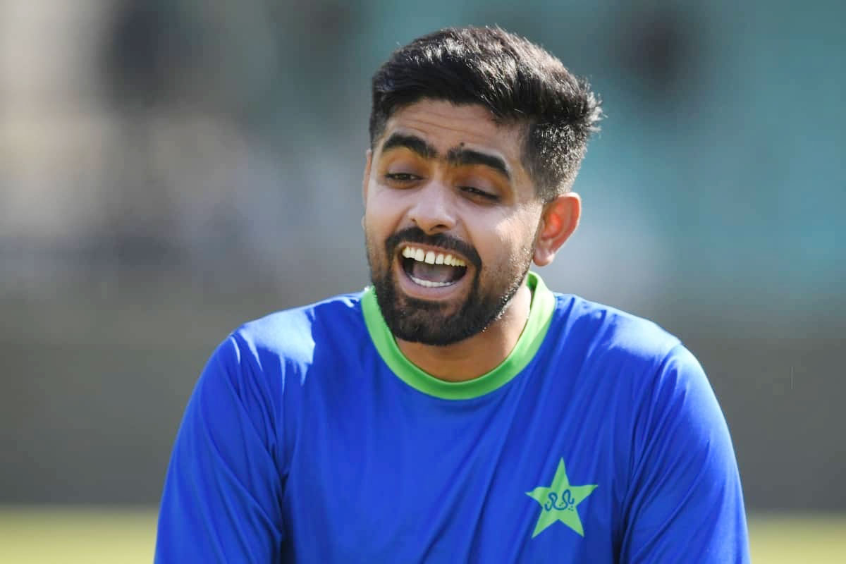 ব্যাট ছেড়ে হাতে খুন্তি, ‘নতুন পেশায় হাত পাকাচ্ছেন বাবর’! কটাক্ষ নেটিজেনদের