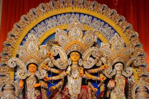 ৩০০ বছরের পুরনো দেবীঘট, পূর্ববঙ্গের রীতি মেনে মৌলিক বাড়ির বাসন্তী পুজোয় হাজির থাকেন তারকারাও