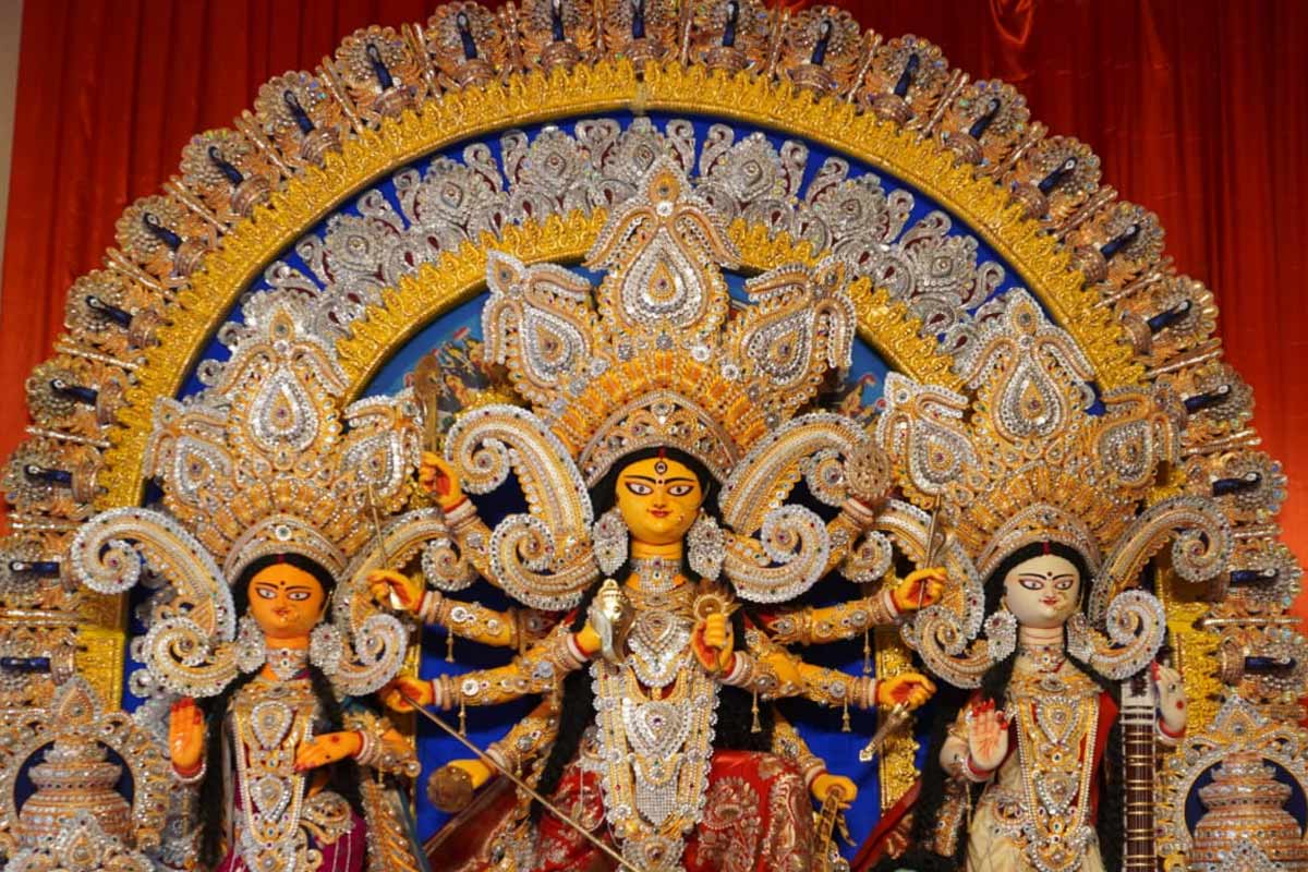 ৩০০ বছরের পুরনো দেবীঘট, পূর্ববঙ্গের রীতি মেনে মৌলিক বাড়ির বাসন্তী পুজোয় হাজির থাকেন তারকারাও