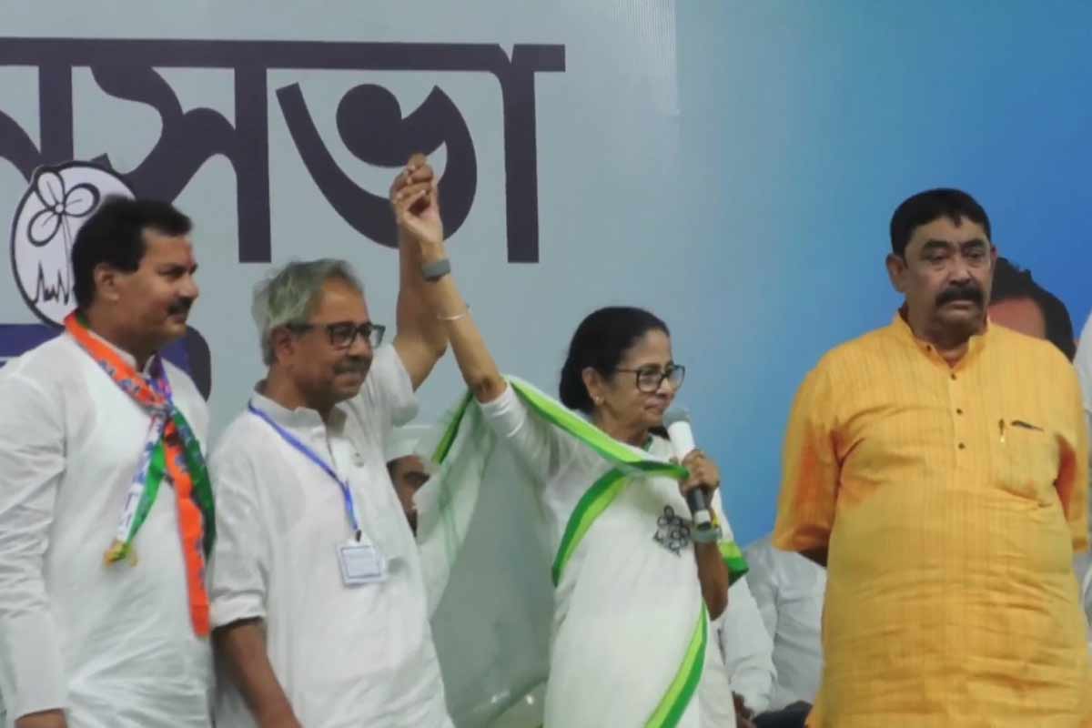 ‘অমর্ত্য সেন, রবীন্দ্রনাথকে এত অপমান!’ বীরভূমের প্রচারে বাঙালি আবেগ উসকে বিজেপিকে তোপ মমতার
