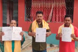 ভোটের আগে রাজনীতি? বিজেপি বিধায়কের বাড়ি থেকে CAA সার্টিফিকেট বিলি! সমালোচনায় তৃণমূল