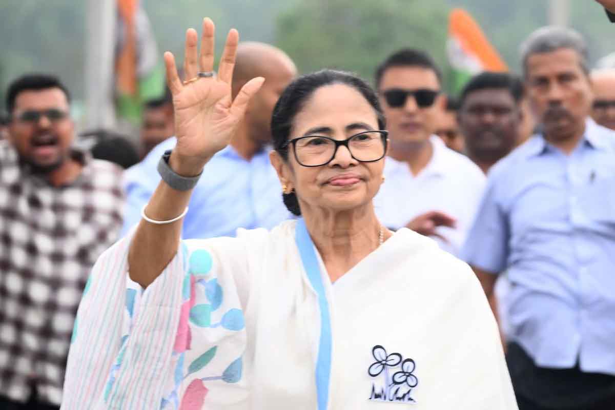 দুর্যোগের মেঘ কাটতেই সিদ্ধান্ত বদল! বিমানেই অন্ডাল যাচ্ছেন মমতা, রাত্রিবাস দুর্গাপুরে