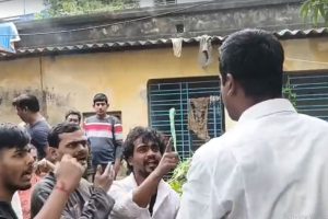 চুঁচুড়ায় গৃহবধূর রহস্যমৃত্যু! পিটিয়ে খুনের অভিযোগ তুলে শ্বশুরবাড়িতে ভাঙচুর পরিবারের, উত্তপ্ত এলাকা