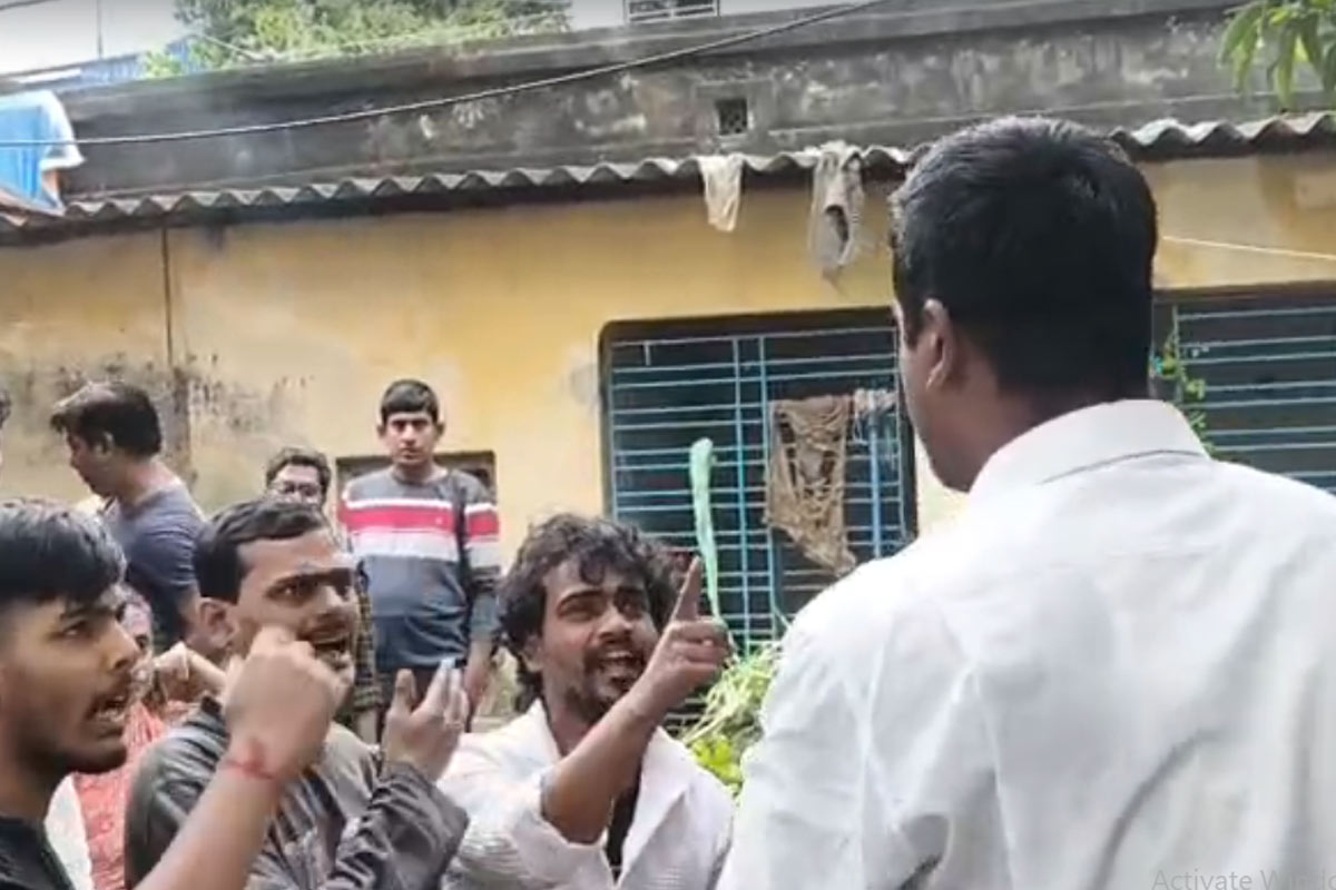 চুঁচুড়ায় গৃহবধূর রহস্যমৃত্যু! পিটিয়ে খুনের অভিযোগ তুলে শ্বশুরবাড়িতে ভাঙচুর পরিবারের, উত্তপ্ত এলাকা