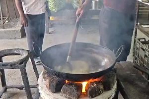মধ্যপ্রাচ্যের যুদ্ধে অপ্রতুল গ্যাস! ‘নব্বই নস্ট্যালজিয়া’য় ফিরছে দেশ? জ্বালানি কাঠ-কয়লার চাহিদা তুঙ্গে