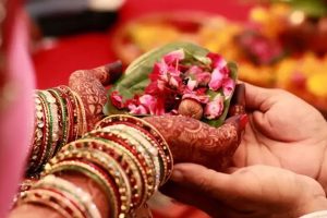 প্রেমিকার সঙ্গে পালিয়ে বিয়ে নাকি ঘটা করে? রাশি মিলিয়ে দেখে নিন ভাগ্যে কী আছে