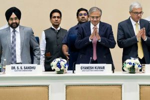 ‘ভোটে হিংসা বরদাস্ত নয়’, ‘দাগি’ পুলিশ আধিকারিকদের তালিকা তলব কমিশনের