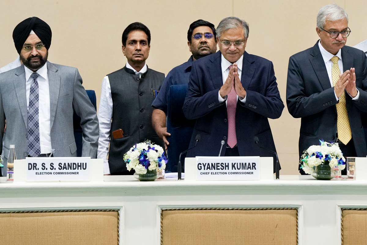 এবার রাজনৈতিক দলগুলির বিজ্ঞাপনেরও রাশ, ভোটের মুখে বিরাট সিদ্ধান্ত কমিশনের