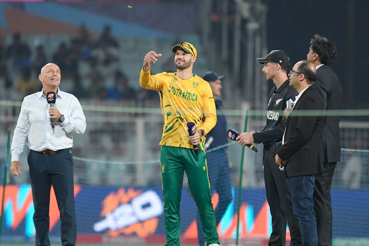 ভিড়ে ঠাসা ইডেনে মুখোমুখি ভারতের দুই ‘কাঁটা’, সেমিফাইনালে টস জিতল নিউজিল্যান্ড