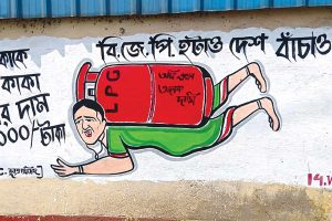 আকর্ষণীয় দেওয়াল লিখন কাটোয়া জুড়ে, ভোট-বাজারে ‘বাজার’ ফিরছে শিল্পীদের