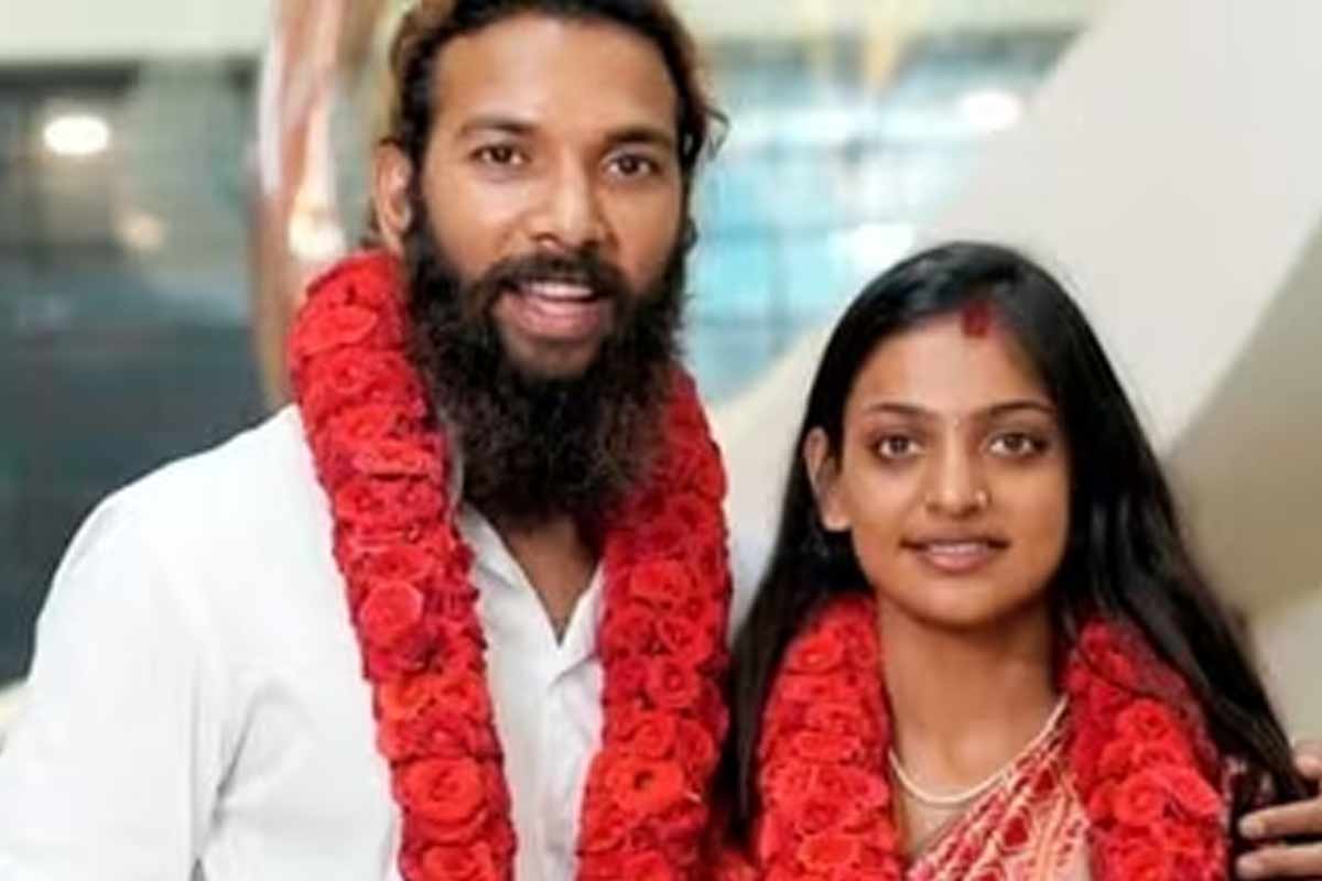 ফেসবুকে আলাপ, পরিবারের আপত্তি উড়িয়ে বিয়ে, মহাকুম্ভের মোনালিসার স্বামী ফরমানকে চেনেন?