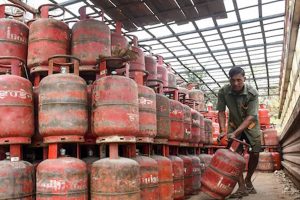 গ্যাসের আকালই ‘আশীর্বাদ’, জ্বালানি সংকটে বিকল্প আয়ের সন্ধান বিষ্ণুপুরের আদিবাসী মহিলাদের