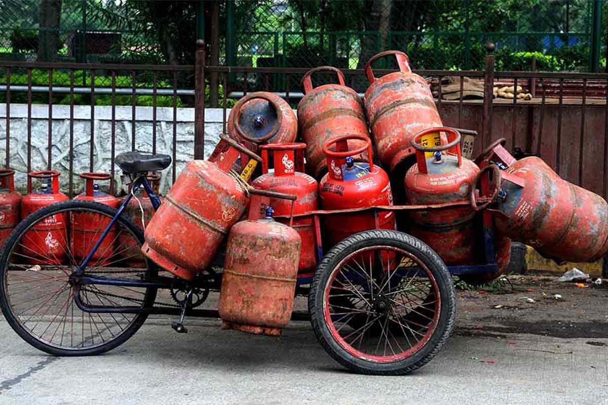 একধাক্কায় অনেকটা বাড়ল রান্নার গ্যাসের দাম, কলকাতায় কত খরচ?