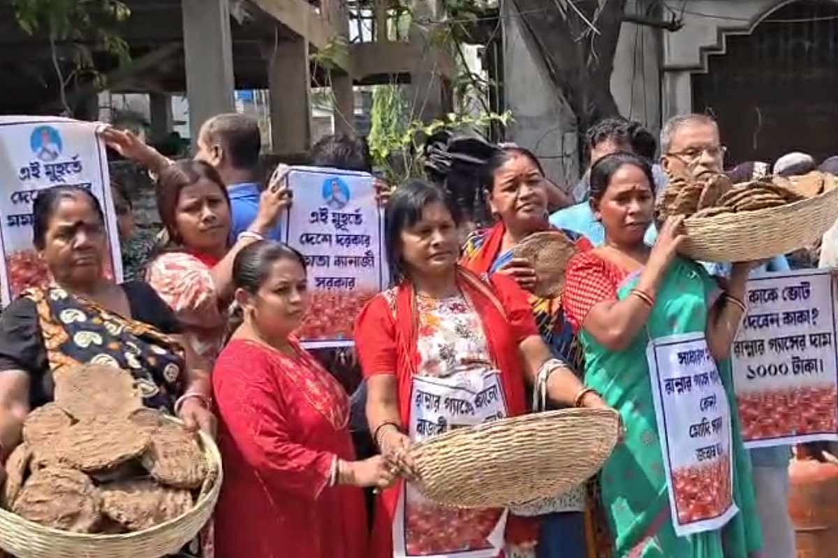 গ্যাসের বদলে ঘুঁটে, লাইনে দাঁড়ানো জনতার হাতে ঝুড়িভর্তি বিকল্প জ্বালানি তুলে দিলেন কাউন্সিলর