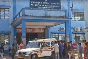 নিয়ন্ত্রণ হারিয়ে গাছে ধাক্কা যাত্রীবাহি গাড়ির! দোলের দিন গোঘাটে ভয়াবহ দুর্ঘটনায় মৃত ২, আহত ১২