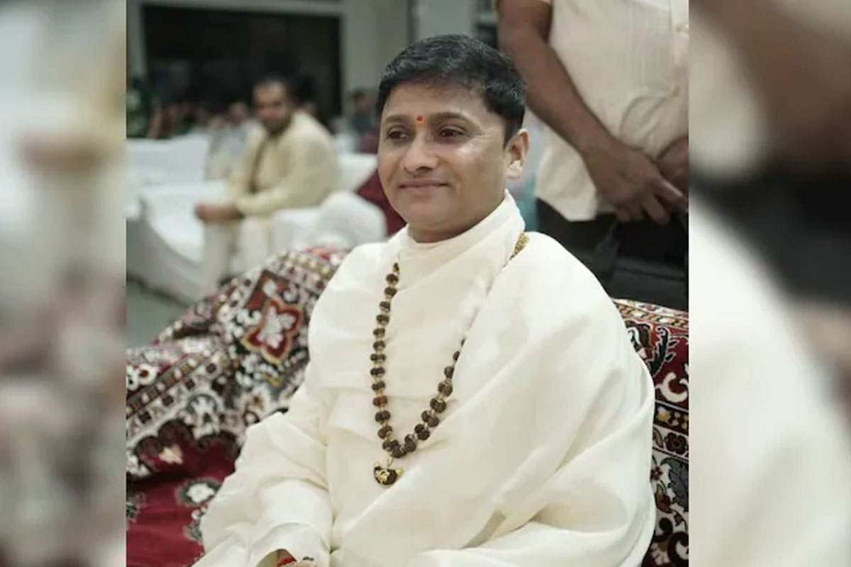 নাবালিকাকে অর্ধনগ্ন করে ভিডিও, সন্তানহীনাদের ‘অলৌকিক ওষুধ’! গুজরাটে গ্রেপ্তার ‘ভণ্ড’ বাবাজি