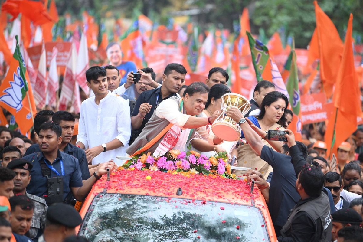 কোটি কোটির দুর্নীতির অভিযোগ, ১৫ গুণ ধনী স্ত্রী! হলফনামায় কত সম্পত্তি দেখালেন হিমন্ত বিশ্বশর্মা?
