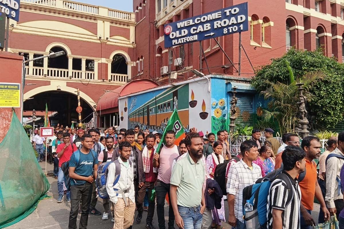 ব্রিগেডমুখী জনতা, ভিড় শিয়ালদহ ও হাওড়ায়