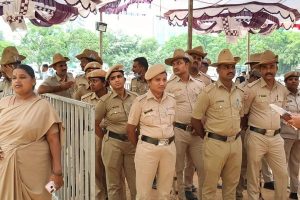 পথেই স্ত্রীকে গলা কেটে খুন ব্যক্তির! ভিড় জনতা বাধা না দিয়ে মোবাইলে তুলল দৃশ্য