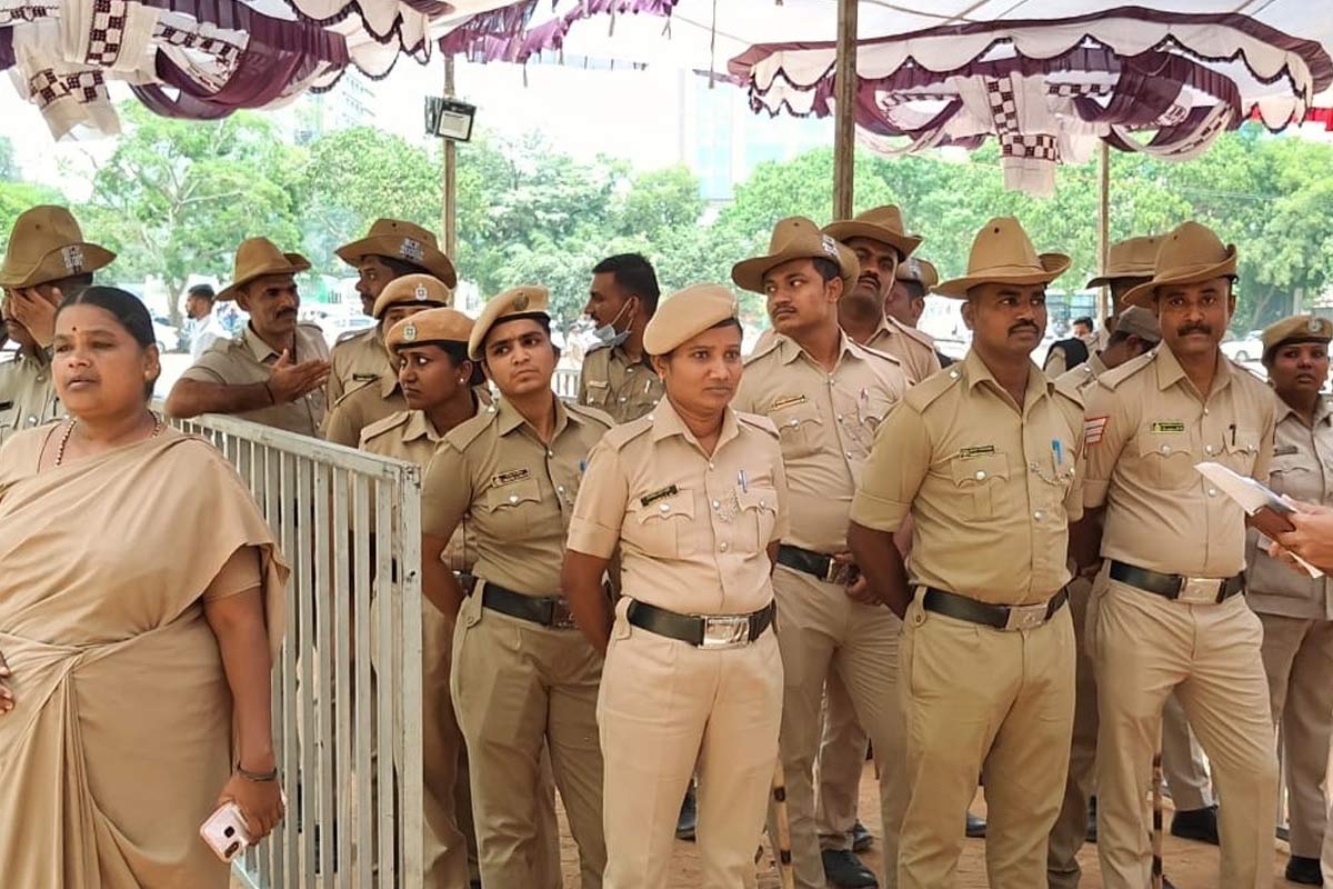 পথেই স্ত্রীকে গলা কেটে খুন ব্যক্তির! ভিড় জনতা বাধা না দিয়ে মোবাইলে তুলল দৃশ্য