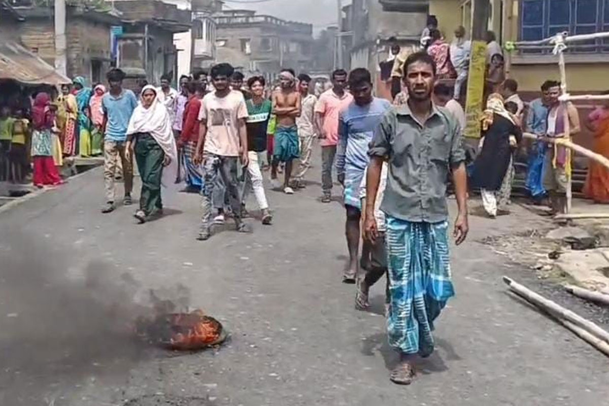 গাড়ির ধাক্কায় শিশুমৃত্যুকে কেন্দ্র করে উত্তপ্ত লাভপুর, অবরুদ্ধ সড়ক, জ্বালানো হল টায়ার