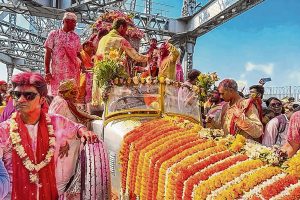 নাচ-গান, আবিরে শোভাযাত্রা, রোলস রয়েসে চেপে কলকাতার বাড়িতে লক্ষ্মী-নারায়ণ