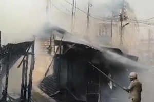 মধ্যমগ্রাম স্টেশনের পাশে বিধ্বংসী আগুন, দাউ দাউ করে জ্বলছে বহু দোকান