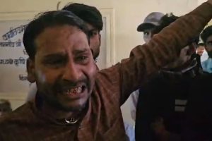 বিক্রি হচ্ছে না ফসল! অসহায় কৃষক বাবার কাতর আর্জি, ‘কাল মেয়ের বিয়ে, টাকা কোথায় পাব’