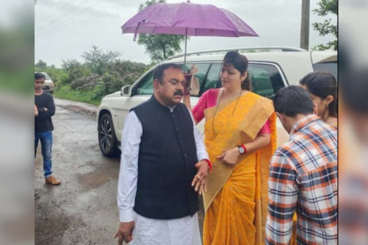 ধর্ষকের মাথায় ছাতা ধরার জের! ইস্তফা মহারাষ্ট্রের মহিলা কমিশনের প্রধানের