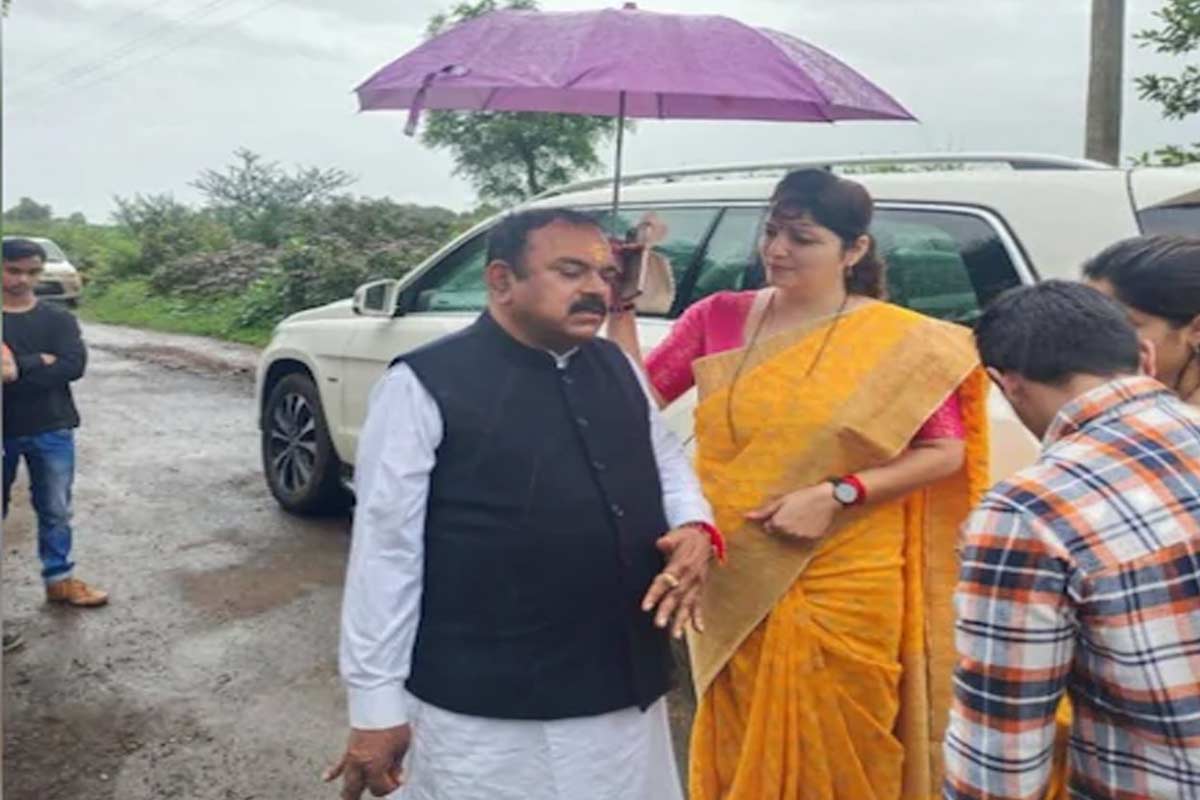 ধর্ষকের মাথায় ছাতা মহিলা কমিশনের প্রধানের! মহারাষ্ট্রে শোরগোল